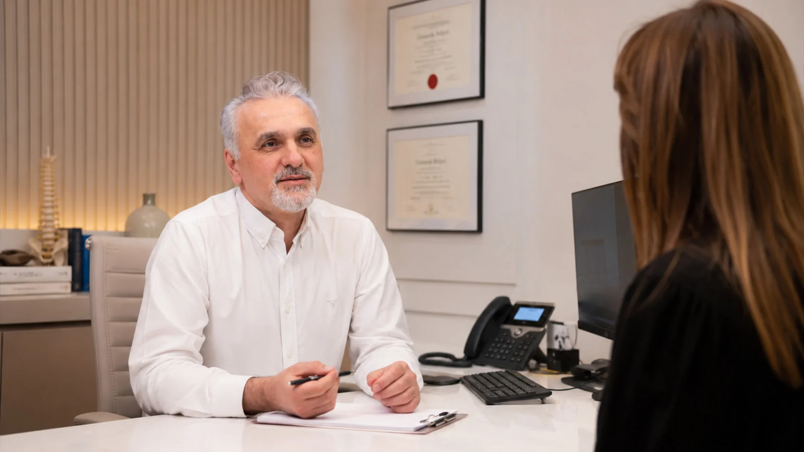 Doç. Dr. Abdullah Taşlıpınar muayenehanesinde hastasıyla